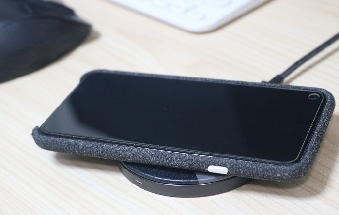 充電中のNATIVE UNION DROP Wireless Charger