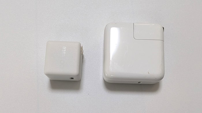 CIO Mate Charger002とMacBook Airの充電器の大きさ比較