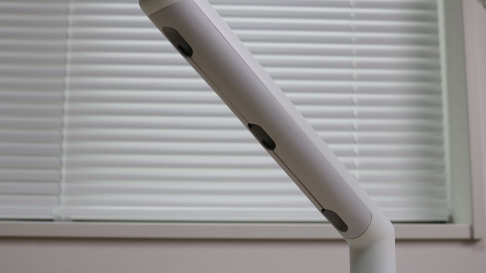 flo monitor armのケーブル収納部分