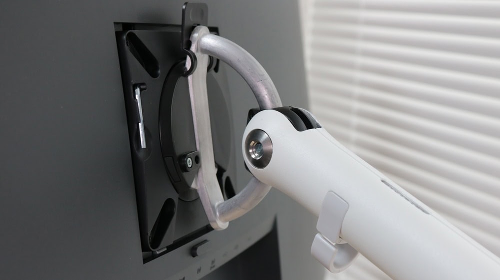 flo monitor armとモニターの接続部分