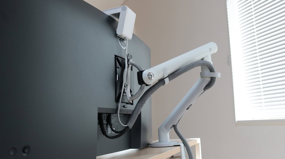 flo monitor armはケーブルマネジメントも楽
