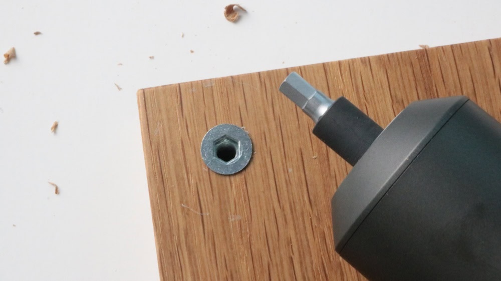 鬼目ナットを入れ込む