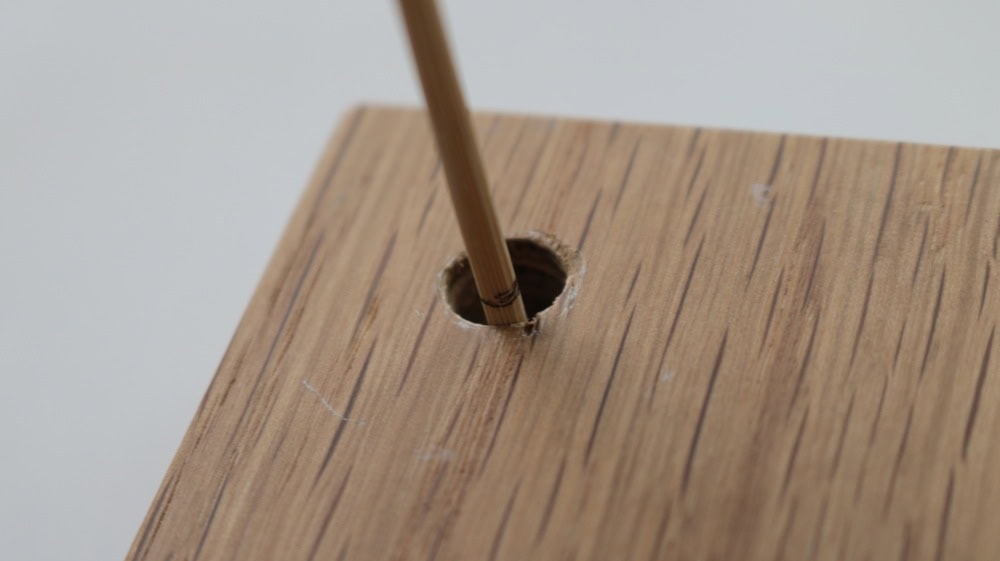 竹串などで穴の深さを計測