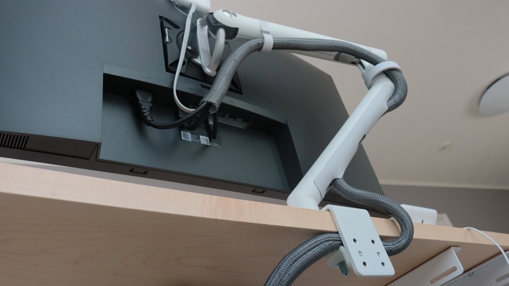 モニター裏の配線