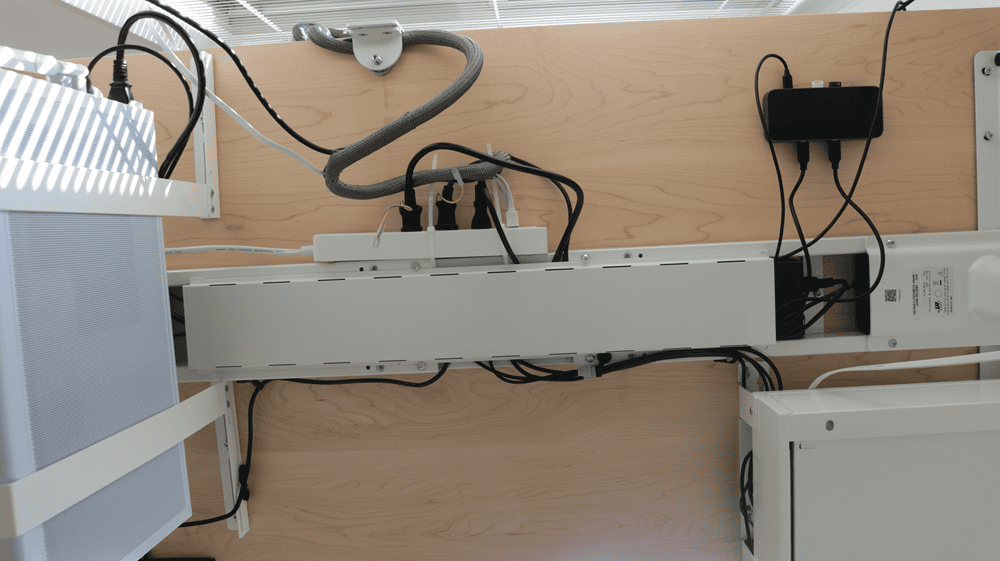 デスクの配線