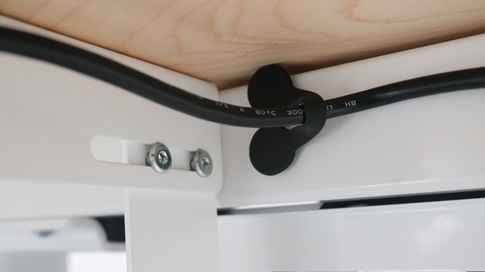 マグネット式ケーブルクリップで配線整理